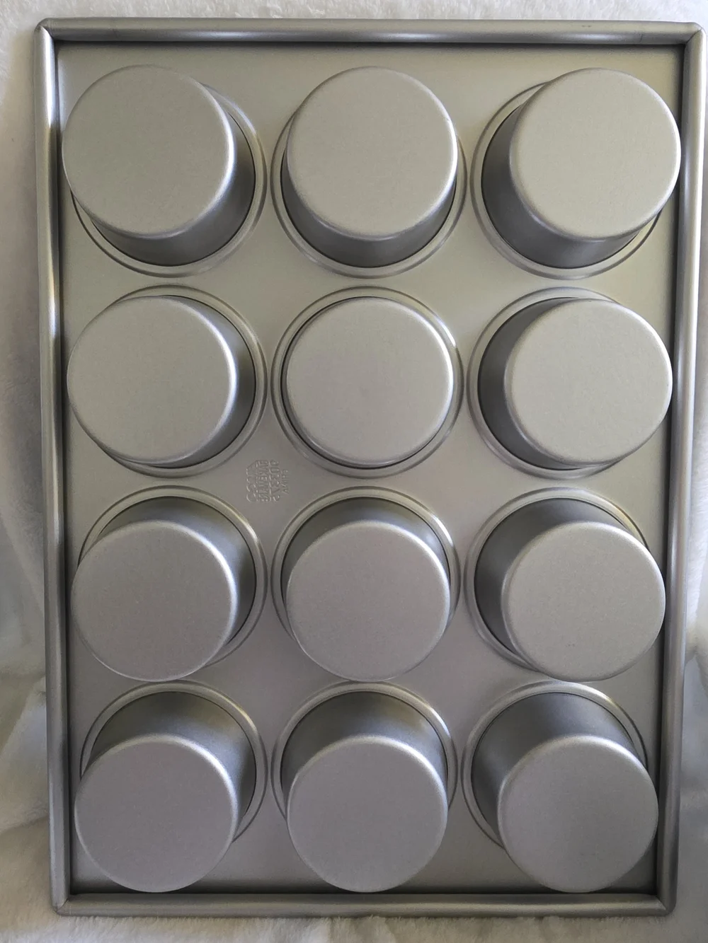 NWT Chicago Metallic 43375 Jumbo Muffin Pan Glazed 12-Cup Aluminized Steel